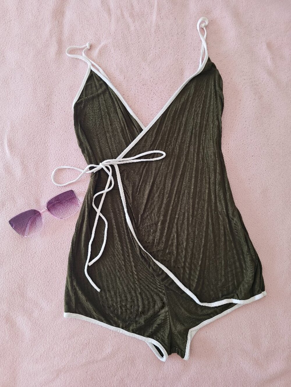 Combi-short portefeuille vert olive avec bordures blanches à nouer